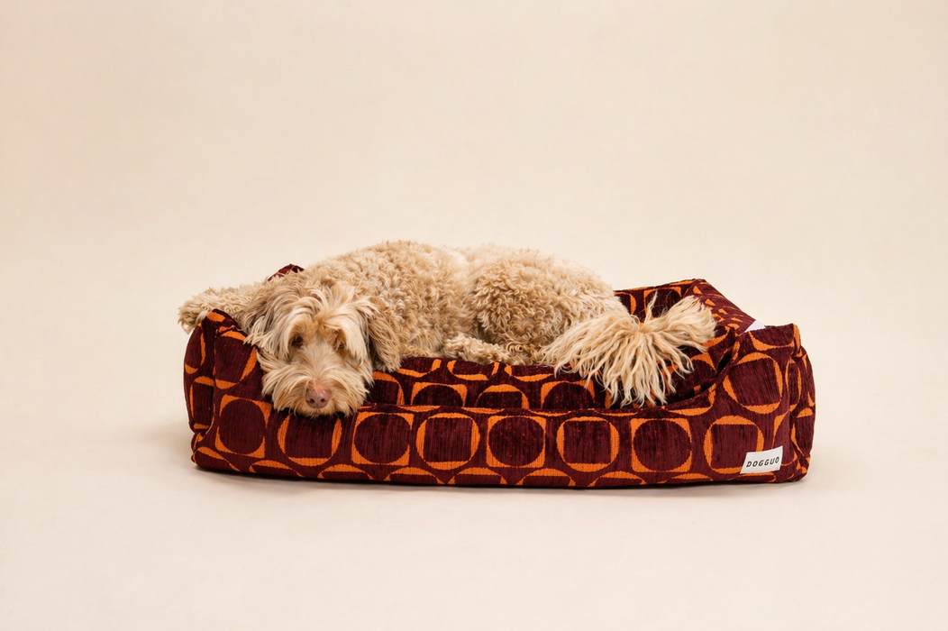 Dogguo hondenmand retro print bordeaux oranje